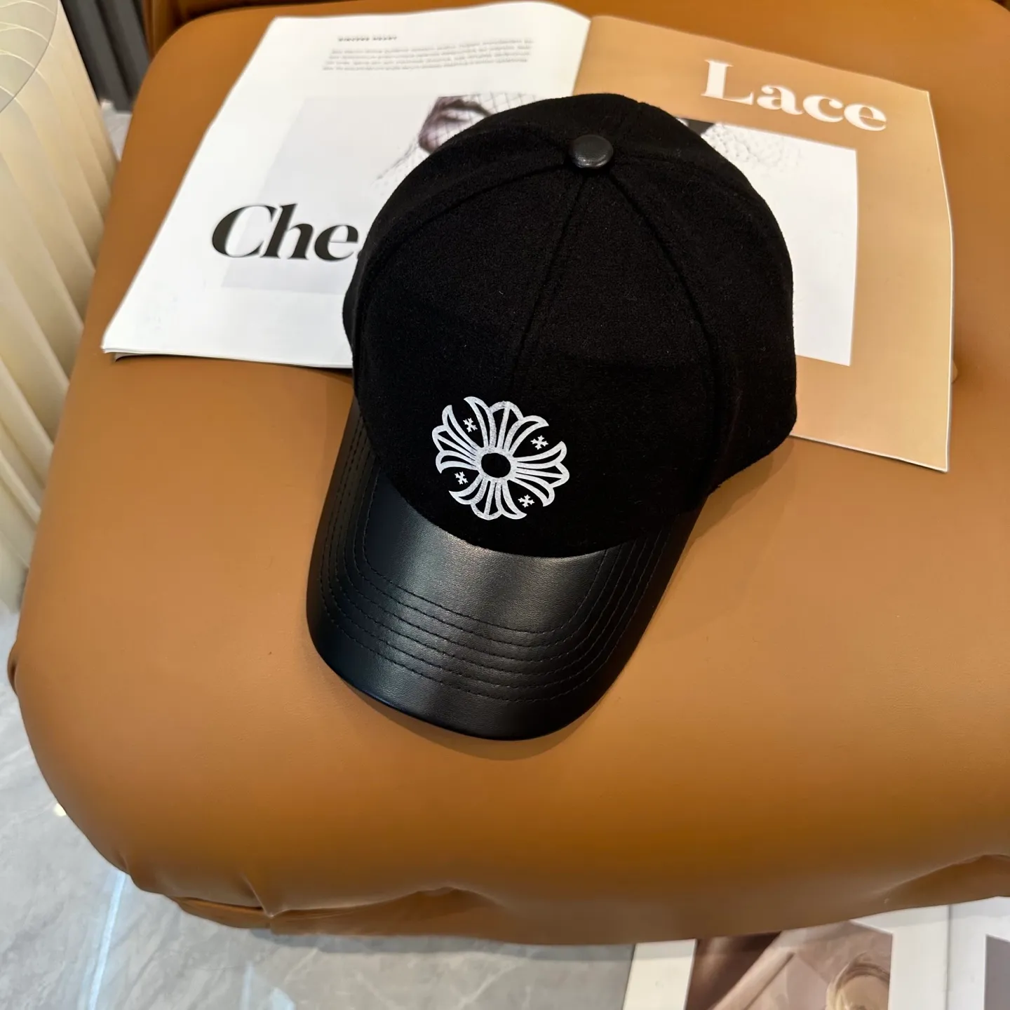 P70 Crow Heart's new autumn and winter fur-stitched baseball cap. It's full of autumn and winter atmosphere. The quality is great. The deepening of the hat shape makes it more elegant. It's very nice for both men and women. It's a classic among classics. It goes well with daily wear. Casual and fashionable.